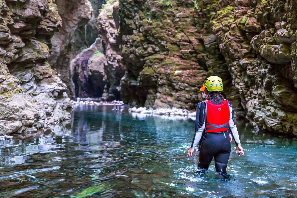 Randonneur pratiquant le canyoning dans la Lunigiana