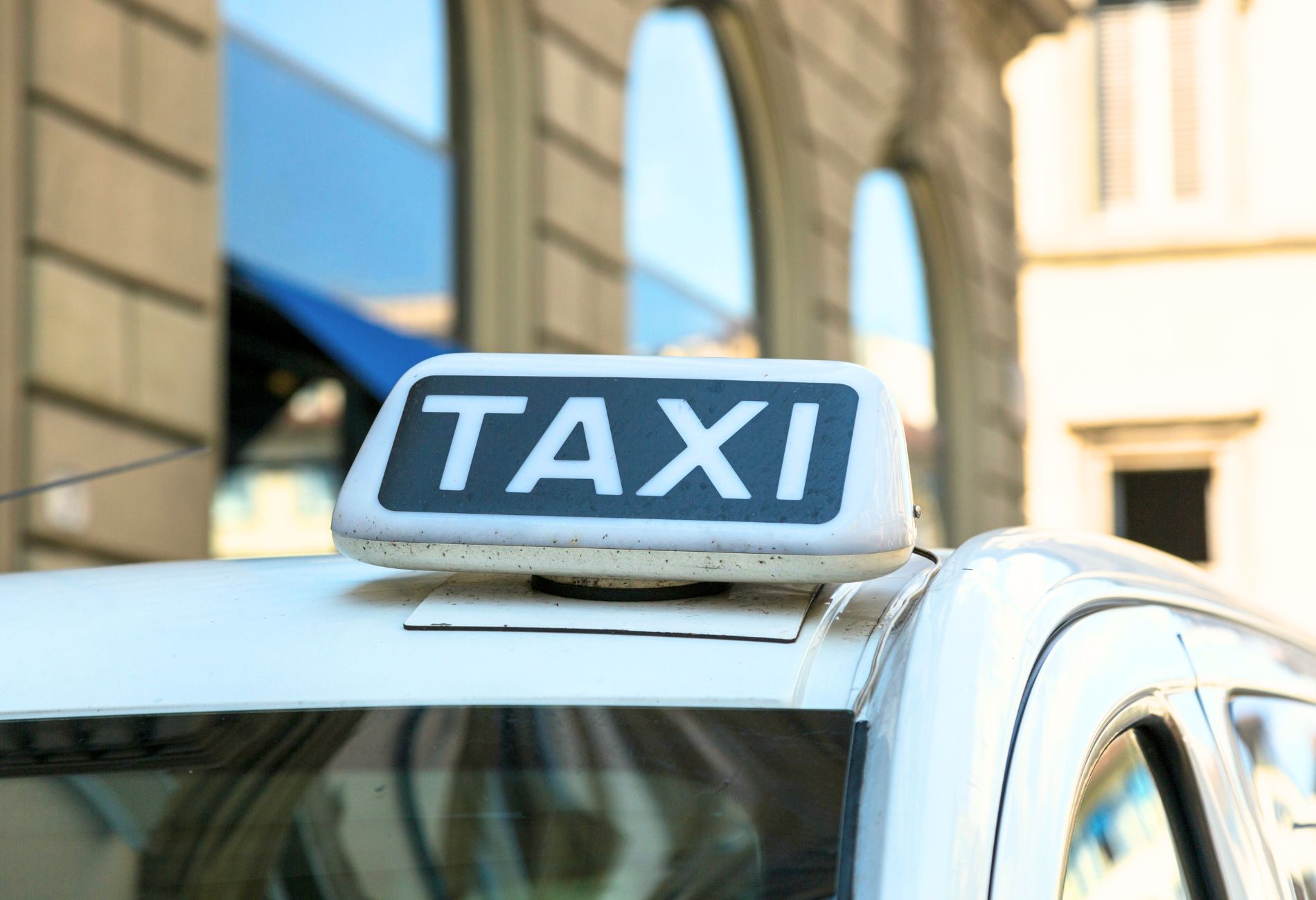 Gros plan sur une enseigne de taxi dans le centre-ville