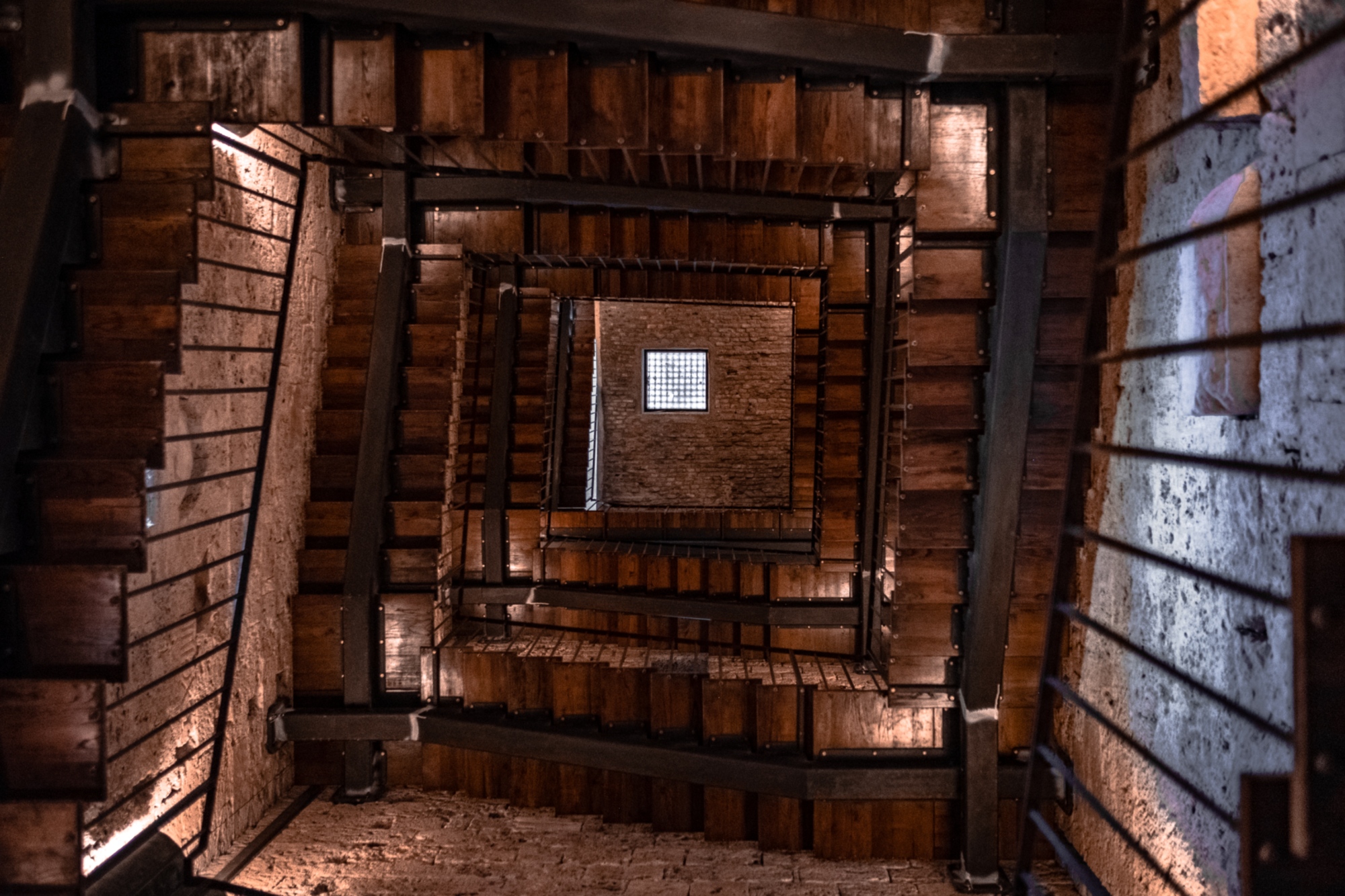 L'escalier à l'intérieur de la tour de San Secondiano à Chiusi