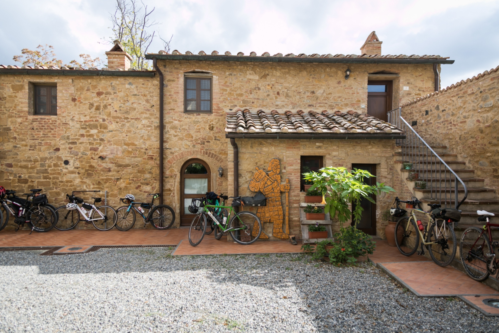 Cloître intérieur de l’auberge de Gambassi Terme, lieu de repos accueillant pour les pèlerins de la Via Francigena.