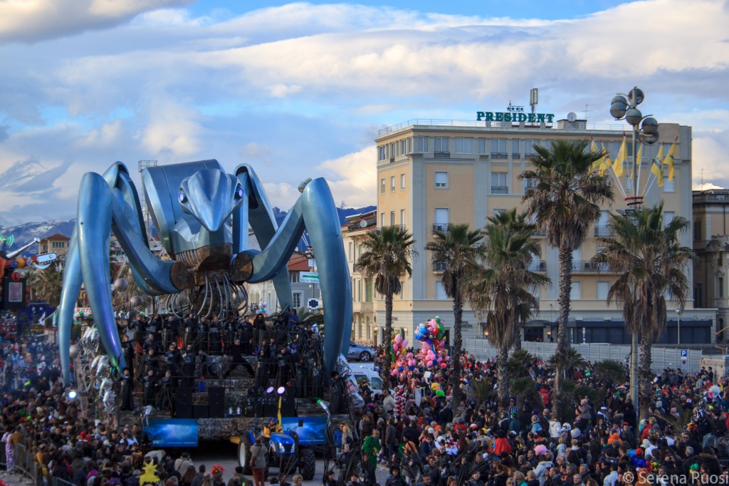 Les grands chars en papier mâché de Viareggio