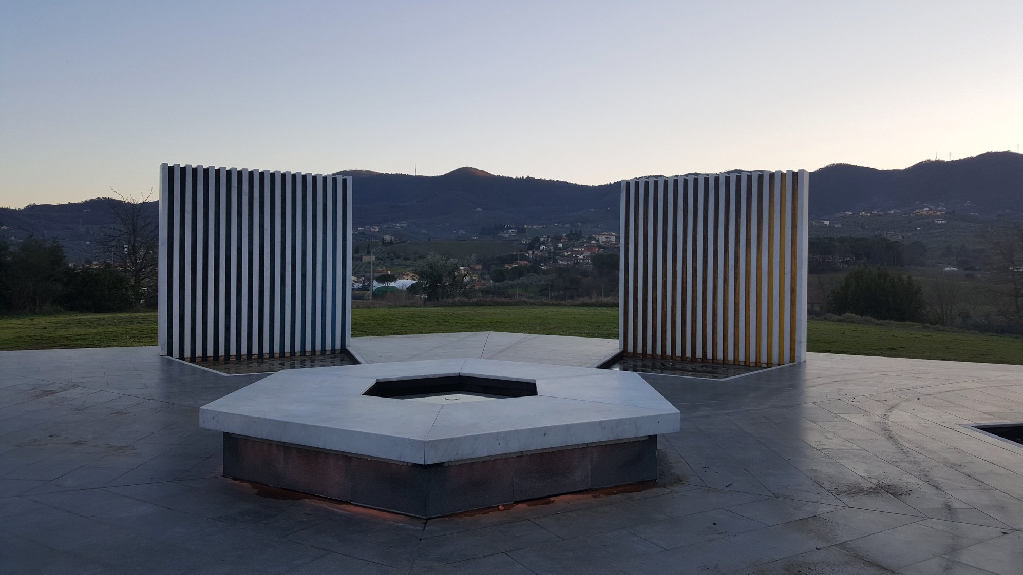 Daniel Buren, Muri fontane a tre colori per un esagono